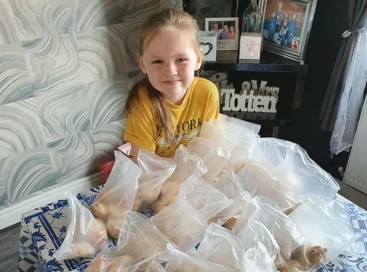 Девочка с аутизмом каждый день выпекает 300 печенюшек для пожилых соседей, оказавшихся на карантине