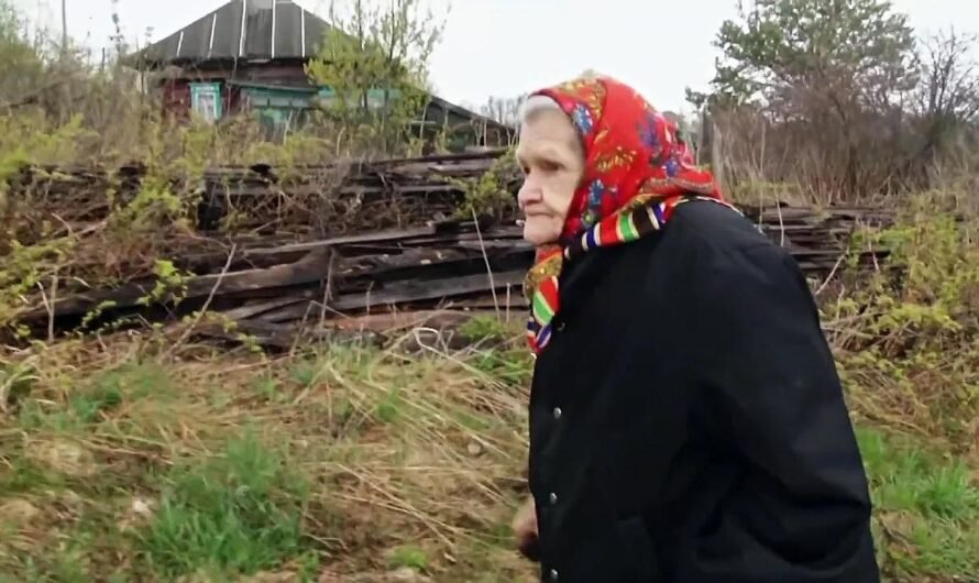 Как в деревне Сафоново в полном одиночестве живет 87-летняя бабушка Маша