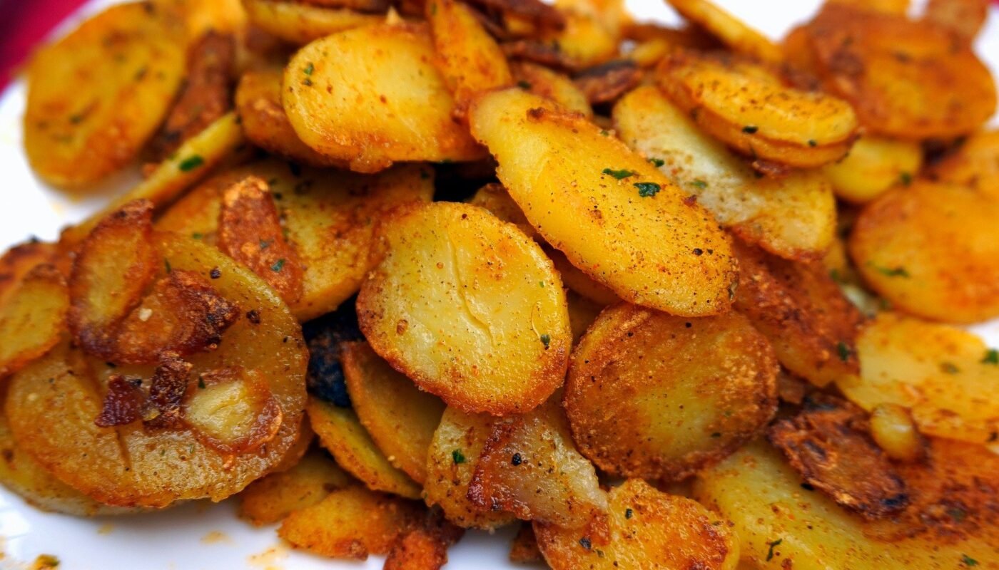 Простая закуска: рецепт запеченного молодого картофеля в духовке